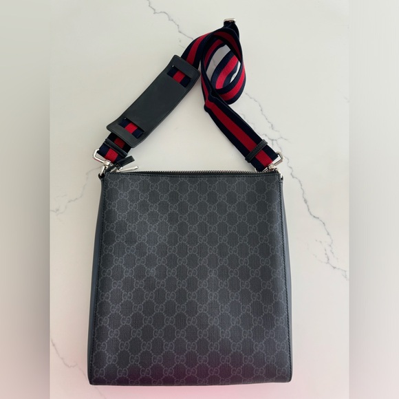 Authentic Gucci Supreme monogram Messenger bag - Picture 2 of 8